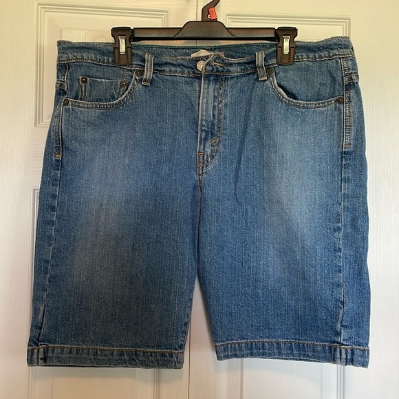 Women’s Levi 515 shorts sz 16. Front & back pockets 10” inseam 38” waist - Picture 1 of 6